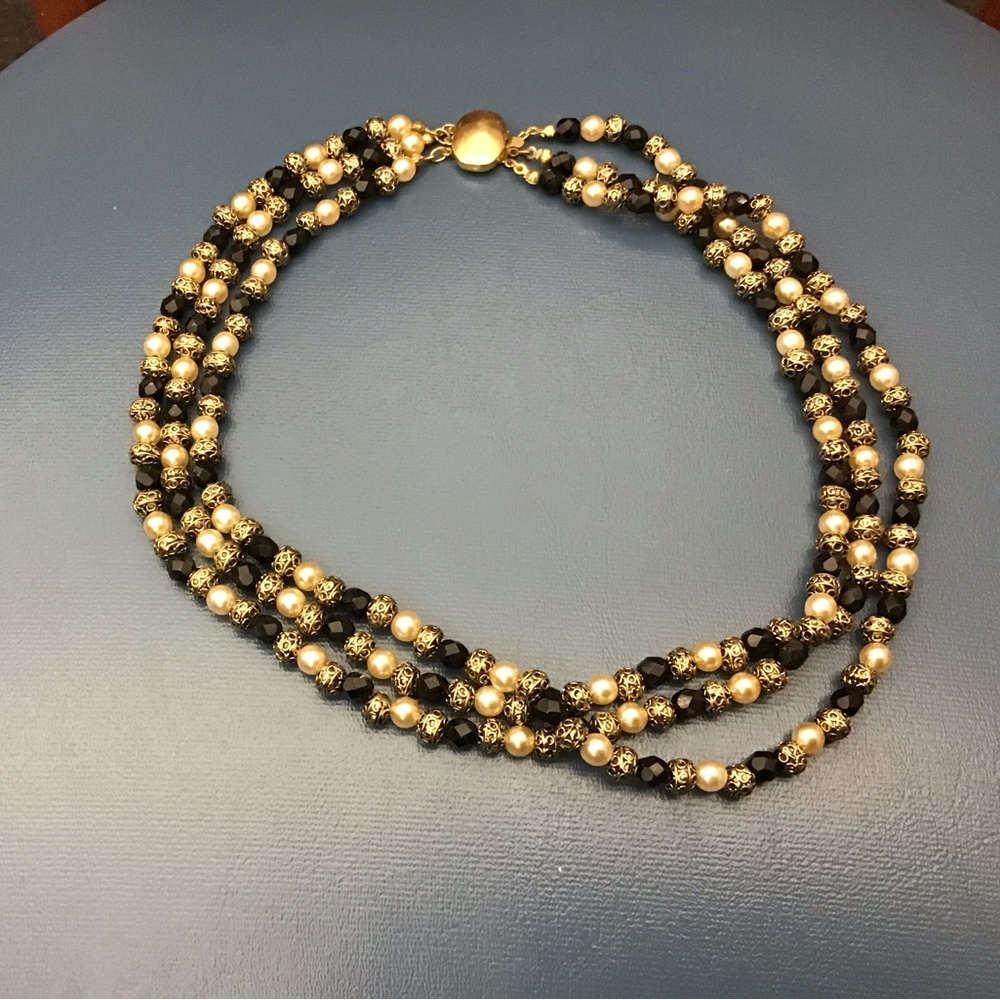 NWOT Beautiful Black and White Pearl Necklace